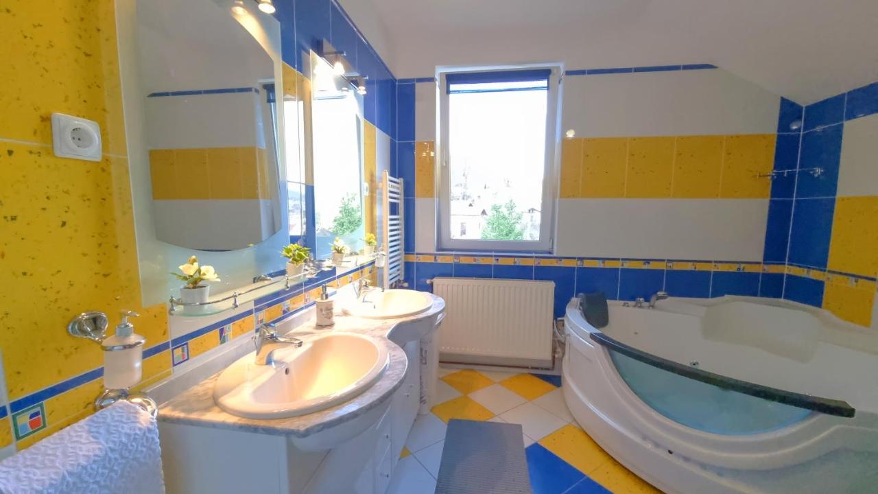 Marble Villa: Luxury Estate - Central But Intimate Sinaia Exterior foto